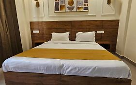 Hotel Nirvana Bliss, Behind Parmarth Niketan